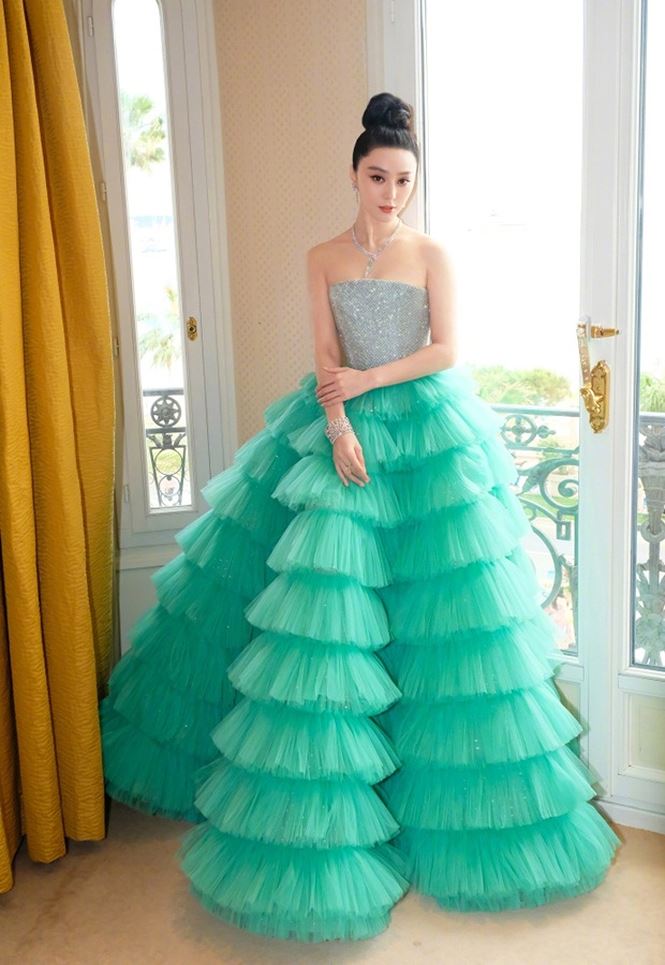 Cận cảnh phòng khách sạn sang chảnh đầy ắp hình ảnh chính mình của Phạm Băng Băng tại Cannes